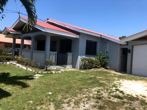 Buitenkant, Capital Escape - Charming bungalow with WiFi & AC in Belmopan