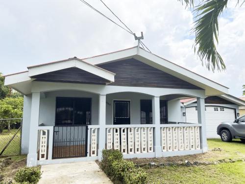 Buitenkant, Capital Escape - Charming bungalow with WiFi & AC in Belmopan