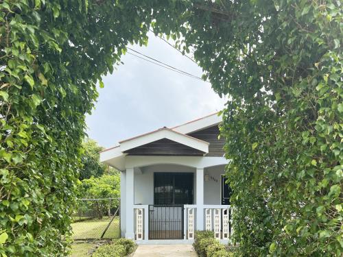 Buitenkant, Capital Escape - Charming bungalow with WiFi & AC in Belmopan