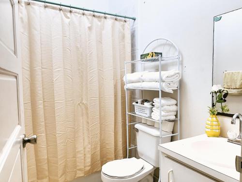 Badkamer, Capital Escape - Charming bungalow with WiFi & AC in Belmopan