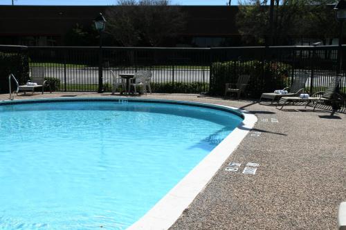 Swimming pool, Country Inn & Suites by Radisson, Grand Prairie-DFW-Arlington, TX in Grand Prairie