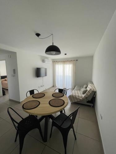 CATEGORIA departamento a dos cuadras del patio olmos 1 dormitorio asador pileta y cochera - image 5