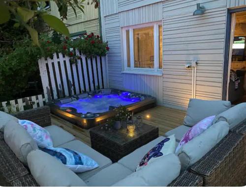 Cozy house with amazing year-around outdoor silver hot tub in Saltsjöbaden