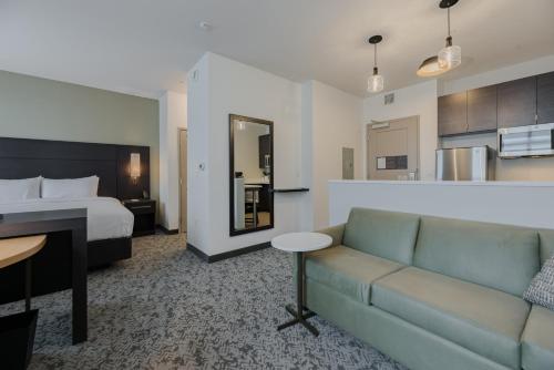 King Studio with Sofa Bed image 4
