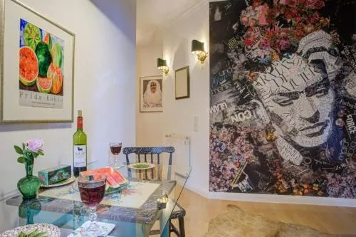 Strandvilla Hubertus Boltenhagen - H2 - Ferienwohnung Apartment Frida Kahlo mit Terrasse mit Meerblick Parkplatz WLAN Küche Garten Grillplatz Waldbaden in Boltenhagen, Deutschland