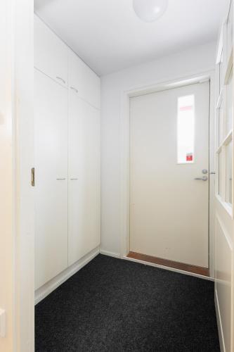 Lakeside Retreat near the University, with 2 free parking spots