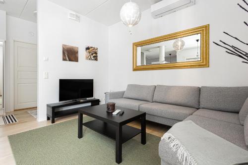 Lakeside Retreat near the University, with 2 free parking spots