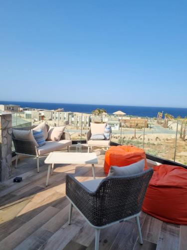 Wadi Jebal Lodge for a family with pool and beach access