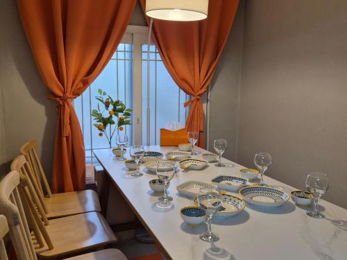 Hongik University Hot Place - Hongdae Yeonnam - Yeontrural Park 2 Min - cozy space emotional accommodation - dining room table for 8 people, Seoul (Foto 10)