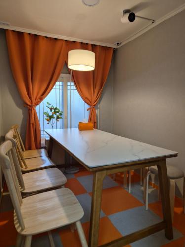 Hongik University Hot Place - Hongdae Yeonnam - Yeontrural Park 2 Min - cozy space emotional accommodation - dining room table for 8 people, Seoul (Foto 9)