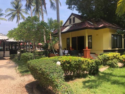 Deluxe Bungalow with Pool Side image 1