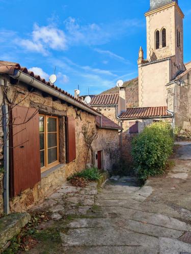 Gîte Mandaline avec jacuzzi intérieur (Gite Mandaline avec jacuzzi interieur) in Saint Georges De Luzencon