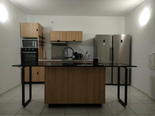 Coin tranquille avec vue panoramique et piscine in Sainte Anne