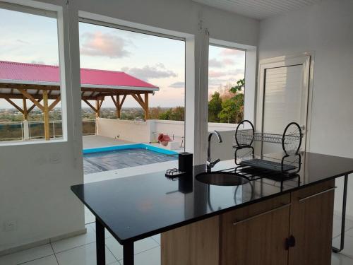 Coin tranquille avec vue panoramique et piscine in Sainte Anne