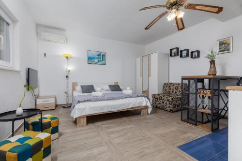 1 queen bed, 1 sofa bed