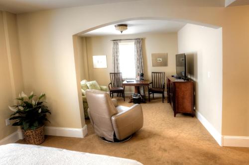 Grant Hall Hotel Room Type - Deluxe Queen Suite