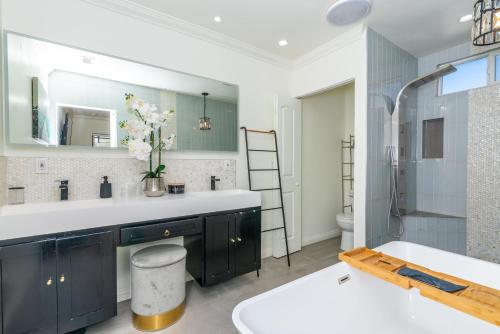 Coastal Retreat With a minimum stay of 30 days in Lakewood, USA