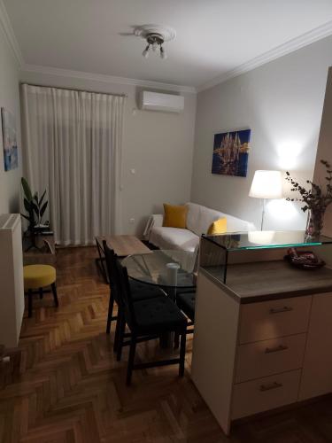 Μ&Κ - Your Athens Home - Νewly renovated 2bd apartment in family neighborhood close to city center, Atény