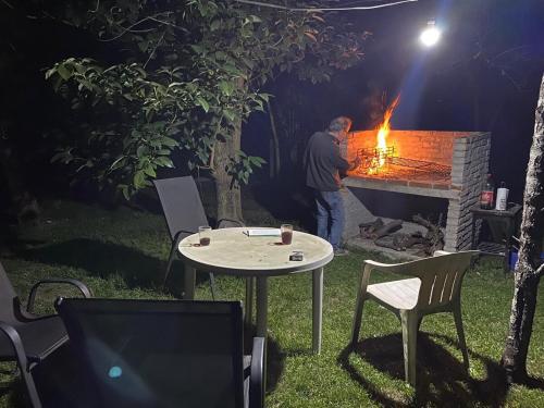 Cálida y amplia casa a pasos del bosque, la laguna y el río