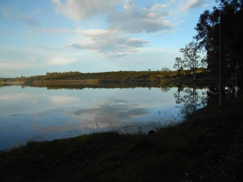 Cálida y amplia casa a pasos del bosque, la laguna y el río