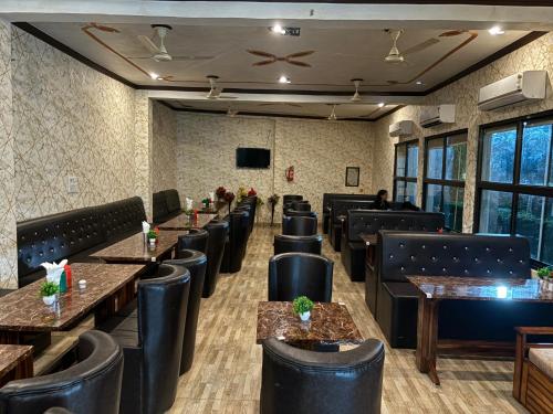 Hotel Dawat near สนามบินลัลพาหฑูร ศาสตรี