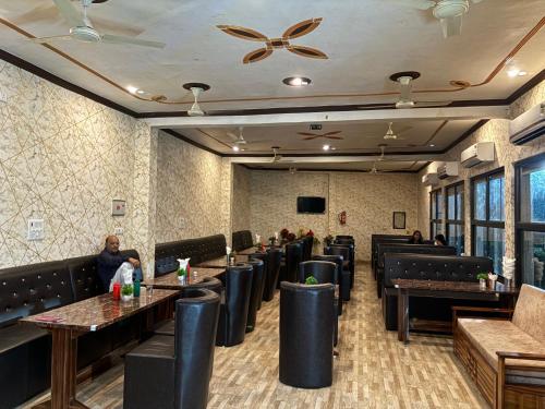 Hotel Dawat near สนามบินลัลพาหฑูร ศาสตรี