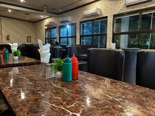 Hotel Dawat near สนามบินลัลพาหฑูร ศาสตรี