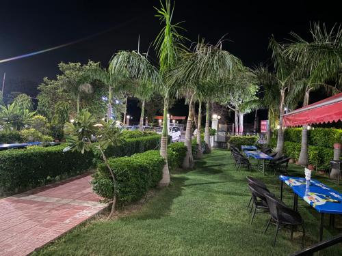 Hotel Dawat near สนามบินลัลพาหฑูร ศาสตรี