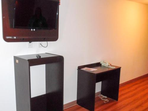 King Room with Roll-in Shower - Disability Access - Non-Smoking
