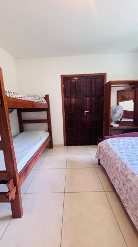 Casa Amarela na praia para 13 pessoas Casa Amarela na praia para 13 pessoas