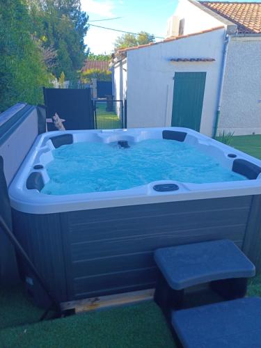 bubbelbad, Love room option jacouzzi à la mer (Love room option jacouzzi a la mer) in Le Mouranier