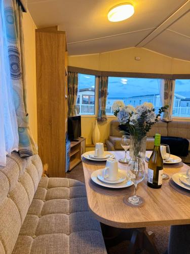 Little Cha-Am Caravan Hire at Silver Sands in Лоссімут