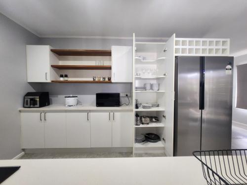 مطبخ, Experience Comfort in Our 3-Bedroom Family Home in Titirangi