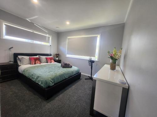 Experience Comfort in Our 3-Bedroom Family Home in Titirangi