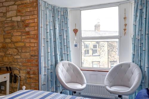 Seashell House with SEA VIEWS and FREE GYM POOL PASS, Amble (Foto 7)