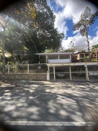 Estudio independiente, full equipo en excelente zona de Caracas
