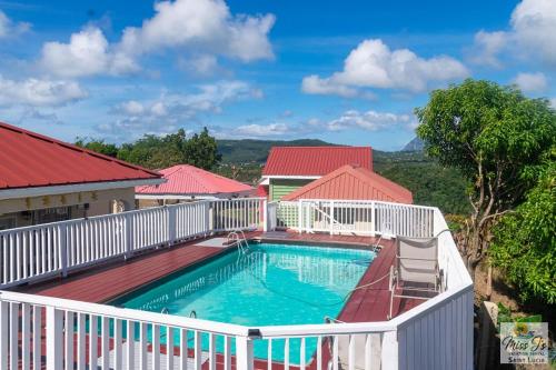 สระว่ายน้ำ, Miss J's Vacation Rental in วิยู ฟอร์