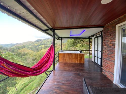 Cabaña en Norcasia con Jacuzzi, piscina agua de manantial y opción de atracciones extremas Paraíso Xtreme