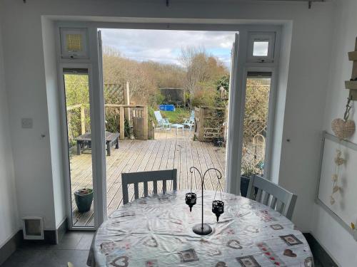 Coaltown Cottage Cosy 4 bed cottage with log burner, close to Gower beaches in Three Crosses