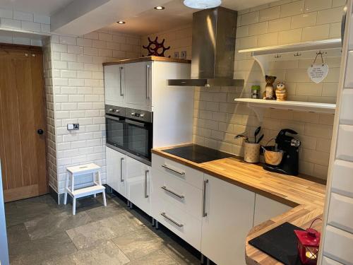 Coaltown Cottage Cosy 4 bed cottage with log burner, close to Gower beaches in Three Crosses