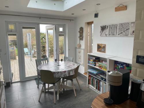 Coaltown Cottage Cosy 4 bed cottage with log burner, close to Gower beaches in Three Crosses