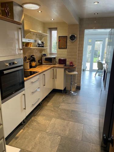 kuhinja, Coaltown Cottage Cosy 4 bed cottage with log burner, close to Gower beaches in Three Crosses