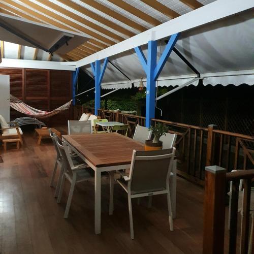 Balcony/terrace, Chambre creole et sa salle de bain chez Michelle in La Desirade