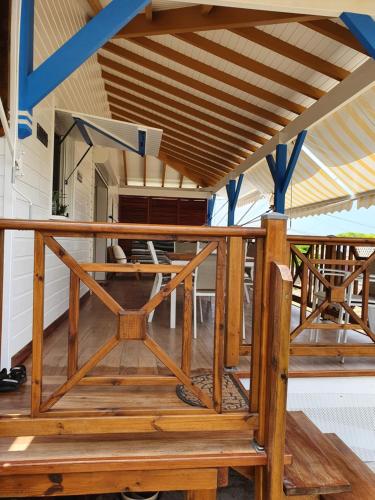 Balcony/terrace, Chambre creole et sa salle de bain chez Michelle in La Desirade