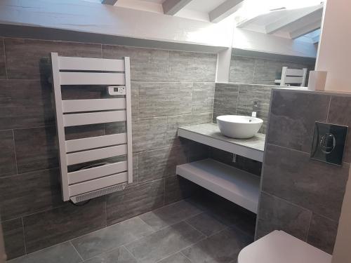 Bathroom, Appartement duplex de standing au calme avec piscine in Bellevue