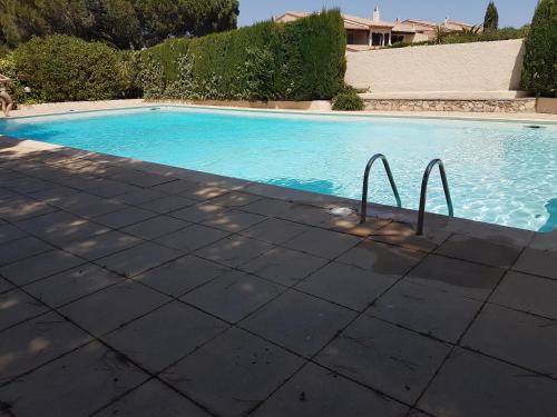 Swimming pool, Appartement duplex de standing au calme avec piscine in Bellevue