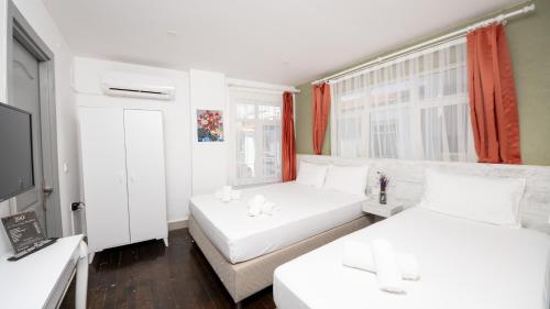 1 double bed, 1 twin bed