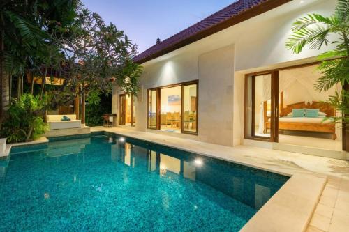 Super Value 3 Bed Central Seminyak Walk to Beach - image 2