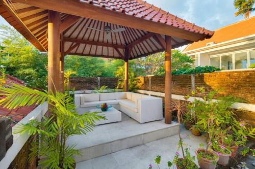 Super Value 3 Bed Central Seminyak Walk to Beach - image 4