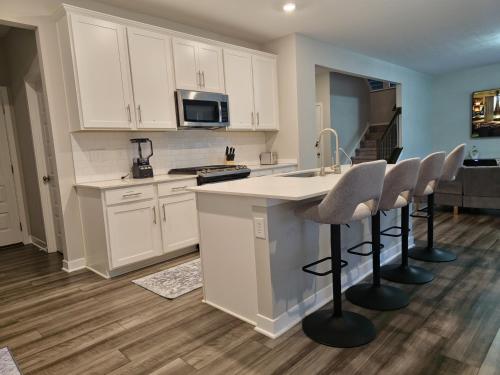 مطبخ, Cozy 5 bedroom and 4 bathroom in إيفون - إنديانا